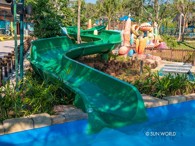 The children can have fun in the colorful marine life of Aquatopia