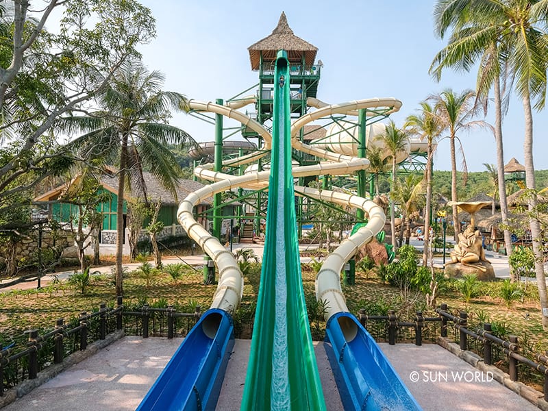 Xà vương vãi phó chiến bên trên Aquatopia Water Park