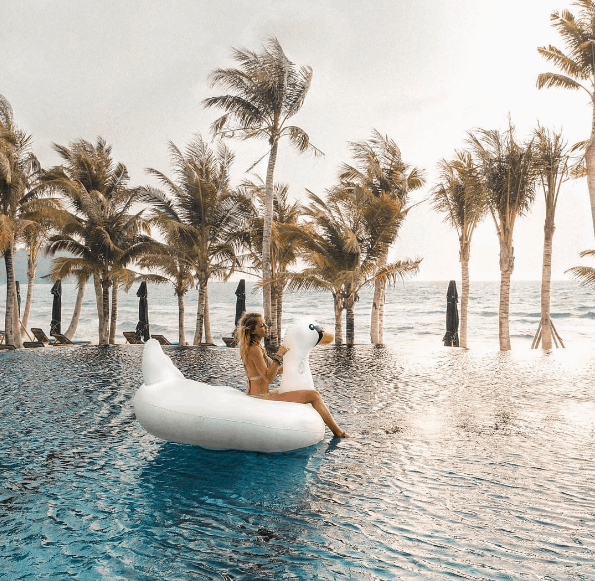  Relaxing in the unique "Scallop" pool - the international award-winning pool of JW Marriott Phu Quoc Resort – is an experience you won’t forget.
