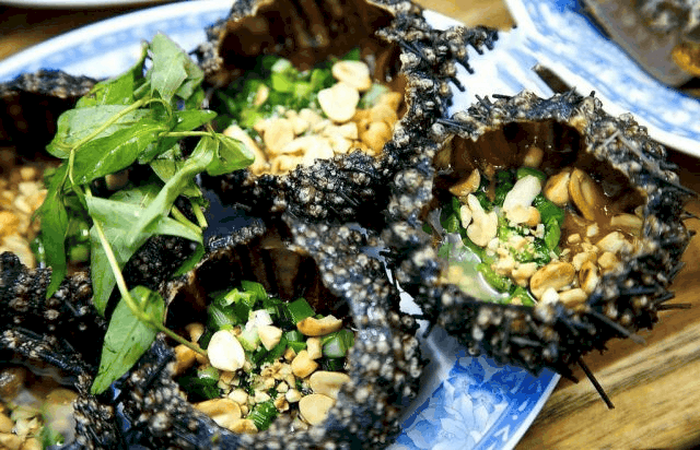 The fragrant grilled sea urchins with pork fat and onion (collectibles)