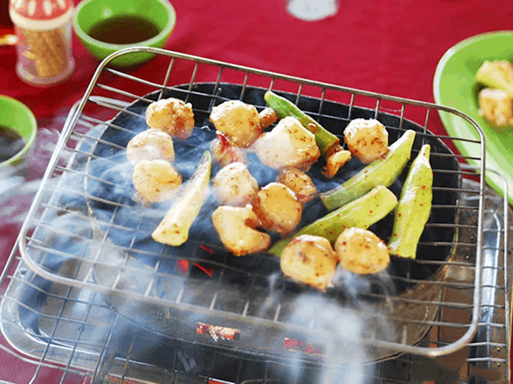 Grilled Bien Mai scallops - a unique specialty dish only available in Phu Quoc with lots of nutrition (collectibles) 