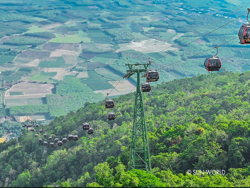Ba Den Cable Car helps pilgrims move easily, admire the beautiful scenery of Ba Den mountain from above - a unique unprecedented perspective.