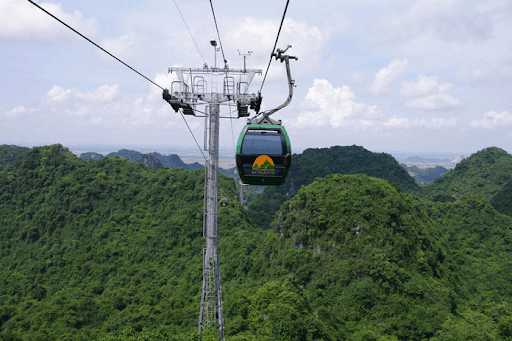 The cable car of Huong Pagoda takes tourists to a peaceful, sacred place in Huong Pagoda (collectibles)