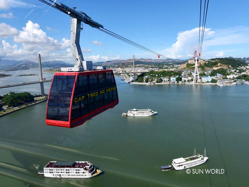The Queen's Cable Car is like a "double-decker bus" that takes tourists to admire the Ha Long Bay World Heritage Site from an ideal height.