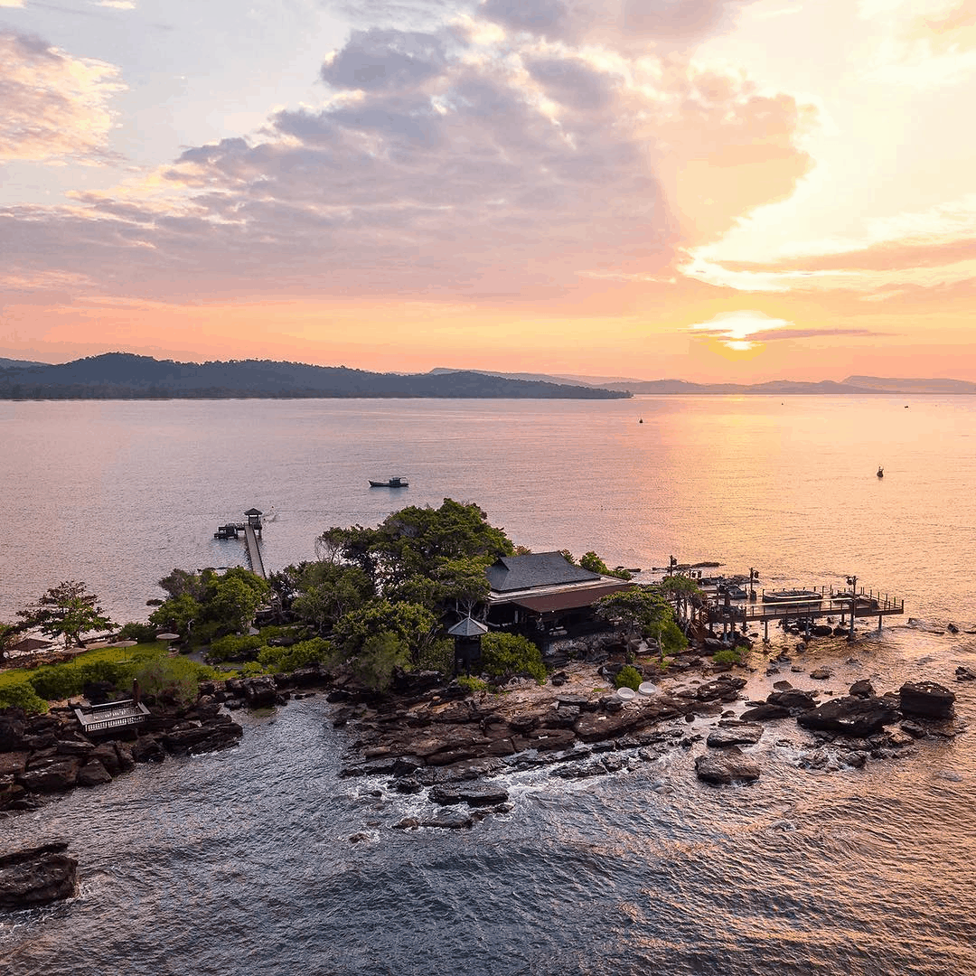 Rock Sunset Island Bar là quán bar độc nhất vô nhị tại Việt Nam khi có tầm nhìn 360 độ đều là biển xanh mênh mông