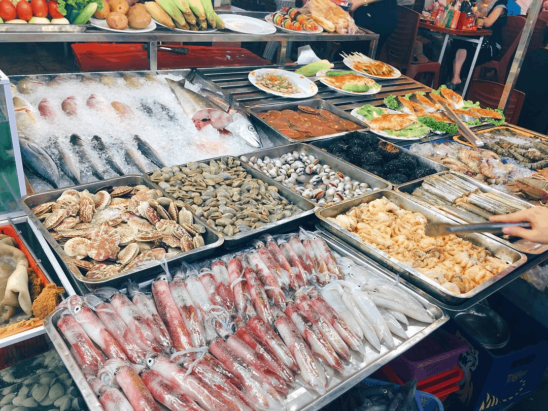 Hải sản tươi sống hấp dẫn được bày bán tại chợ đêm Phú Quốc