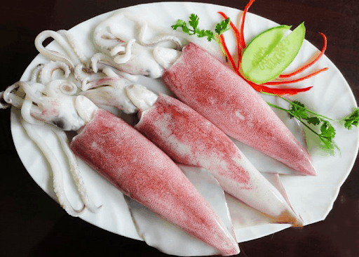 Các món ăn chế biến từ hải sản tại chợ Dương Đông hấp dẫn, giữ nguyên được độ ngòn ngọt, dai dai của hải sản mới.