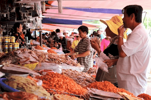 Chợ An Thới bày bán đầy đủ các mặt hàng từ hải sản tươi sống đến, hải sản khô