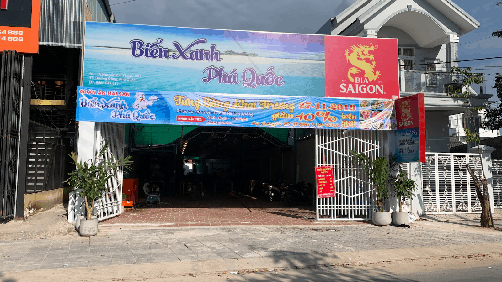 Nhà hàng Biển Xanh Phú Quốc có view cầu cảng Hàm Ninh ấn tượng