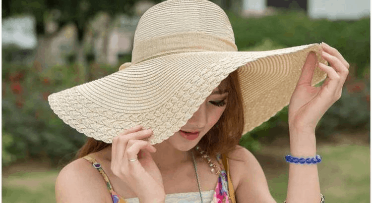 Mũ rộng vành giúp che nắng và tạo nên bộ đồ thời trang