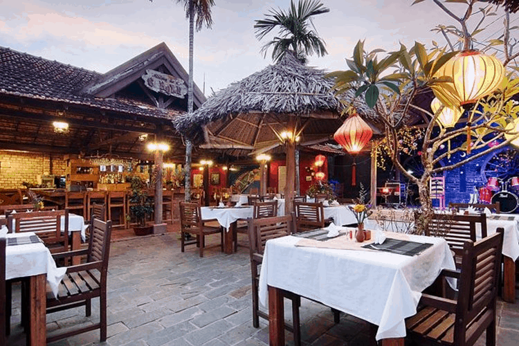 Nhà hàng Mỹ Lan (Bãi Sao, Phú Quốc) rộng rãi, gần gũi thiên nhiên
