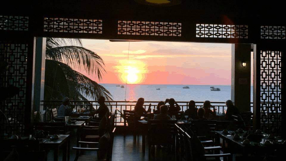 Nhà hàng ăn Xin Chào Dương Đông cực ấn tượng với view biển lãng mạn