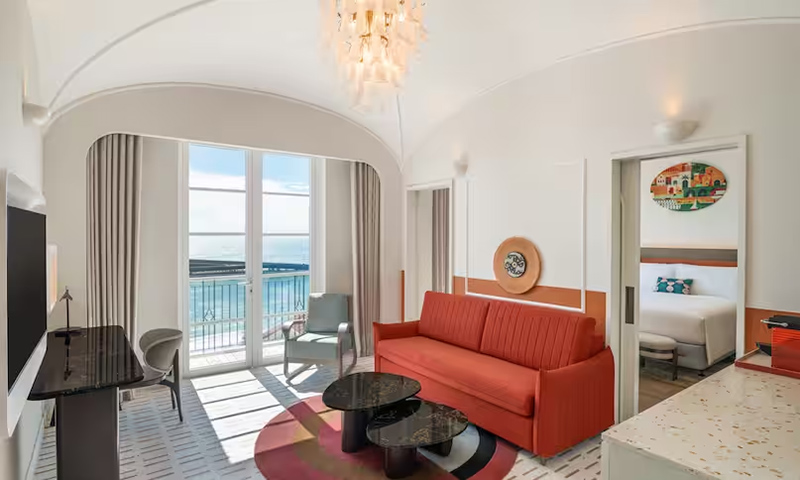 Không gian phòng ngủ và phòng khách hạng phòng Amalfi ocean view