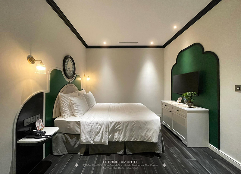 Phòng ngủ của Le Bonheur Hotel