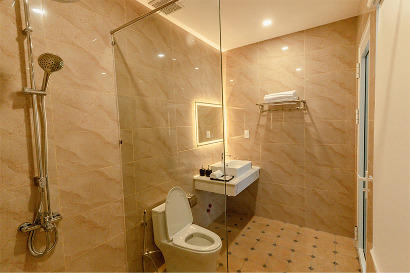Không gian phòng tắm của khách sạn Royal Phú Quốc