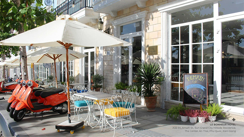 Không gian quán cà phê Le Bonheur Hotel