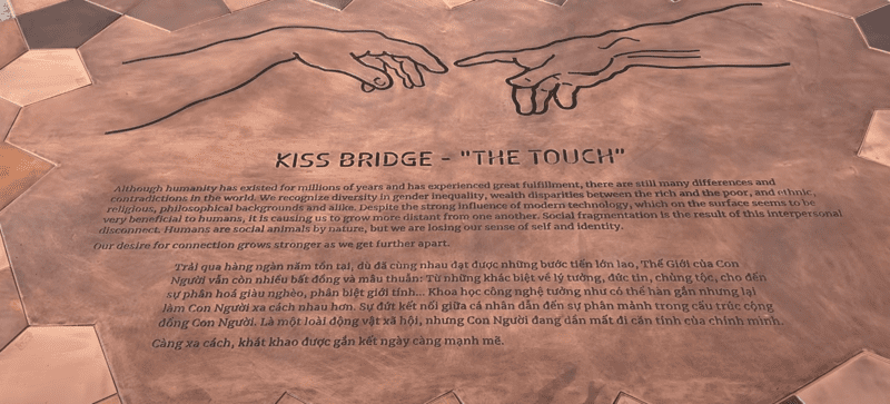 Trên cầu có một khu vực khắc câu chuyện về ý nghĩa và những người đã tạo ra Cầu Hôn