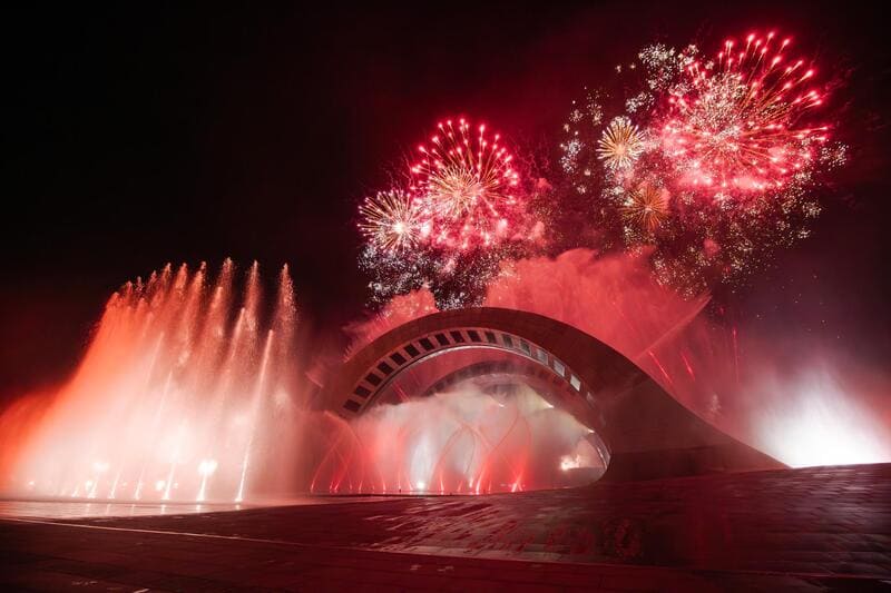 Màn bắn pháo hoa với hơn 100 hiệu ứng ánh sáng mang hình dáng và màu sắc khác nhau được thiết kế để tái hiện không khí lễ hội Phú Quốc suốt 365 ngày