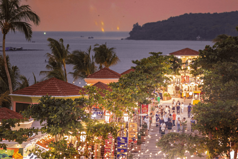 Chợ đêm VUI-Fest nằm trên một cung đường bao biển tuyệt đẹp với nhiều gian hàng ẩm thực, nghệ thuật sôi động