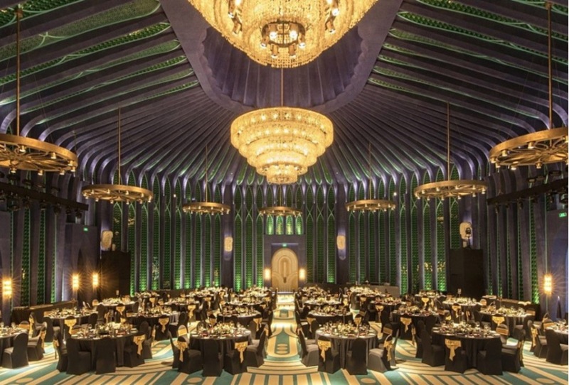Không gian bên trong Ballroom với thiết kế theo phong cách Gothic cổ điển, đối lập hoàn toàn với không gian bên ngoài