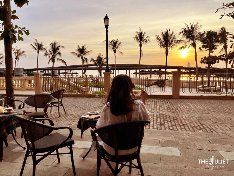 Du khách có thể nhâm nhi cafe và ngắm cảnh hoàng hôn nơi đảo Ngọc xinh đẹp từ hiên nhà Juliet Boutique