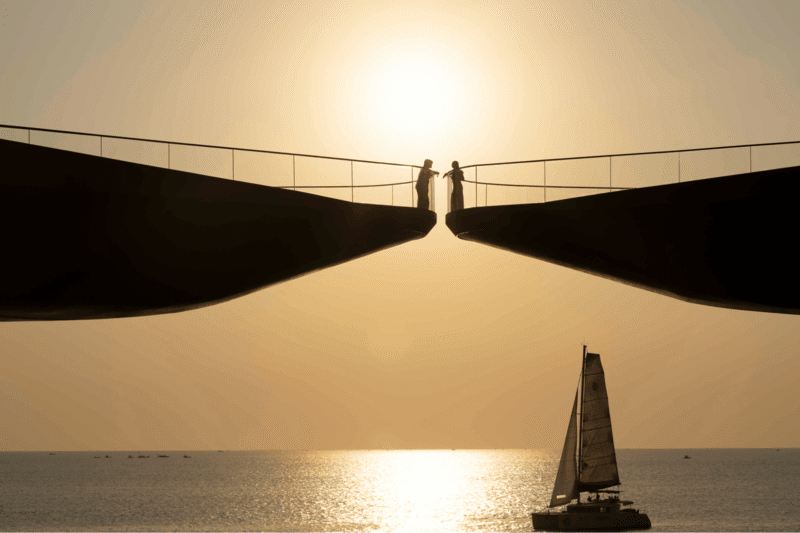 Hình ảnh lãng mạn của lứa đôi trong khung cảnh hoàng hôn diễm lệ tại Cầu Hôn trong MV "Có Anh Ở Đây" của Bảo Anh