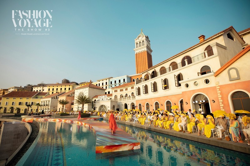 Không gian độc đáo của bể bơi vô cực và khung cảnh tháp đồng hồ Venice 