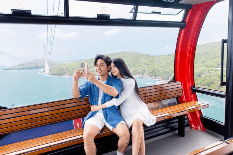 Từ trên cáp treo, du khách có thể ngắm toàn cảnh biển đảo hoang sơ, trong xanh như ngọc tại Nam Phú Quốc